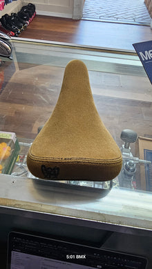S&M STEALTH PIVOTAL SEAT (YUCK BRN)